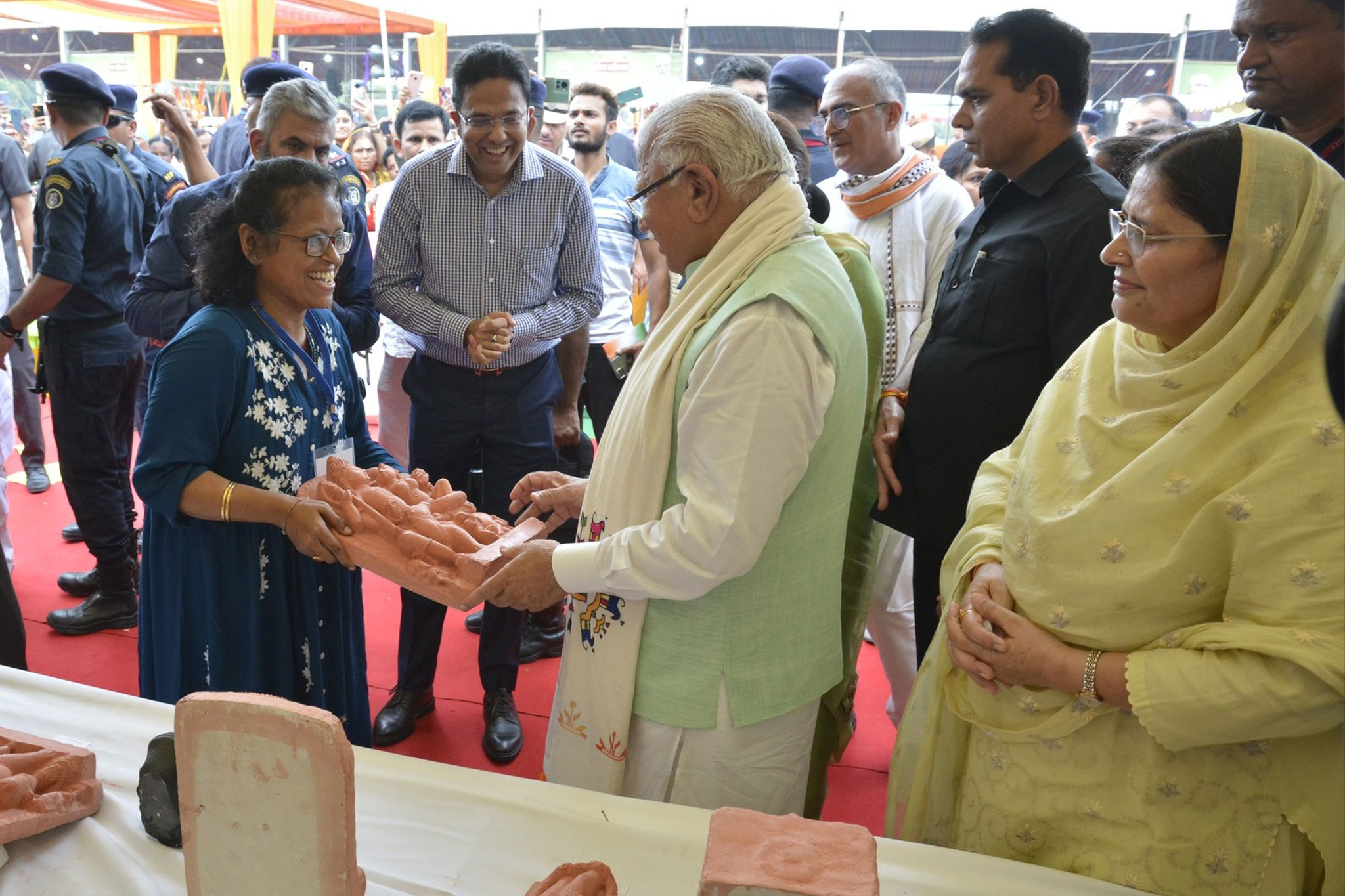 Dr. Banani Bhattacharyya, Deputy Director, Department of Archaeology and Museums, Haryana, presenting Uma Maheshwar (Replica) to Honorable Chief Minister Haryana, Shri Manohar Lal, as a token of gratitude for gracing the occasion.